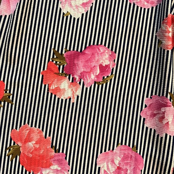 Such a beautiful wide legged jumpsuit with flowers. Great material! - Picture 3 of 4